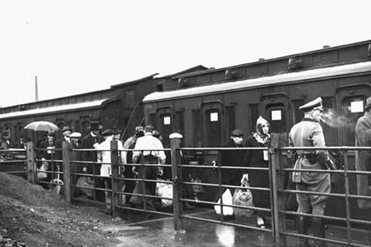 29. August 1942, Juden kommen im Bahnhof Wiesbaden an, von wo aus sie deportiert werden sollen