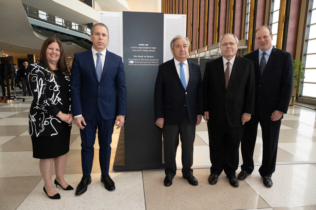 Donor family members Rebecca Altman (left) and Brian Rubenstein (right) with UN Secretary General Guterres (center), Israel's UN Ambassador Gilad Erdan (second from left) and Yad Vashem Chairman Dani Dayan