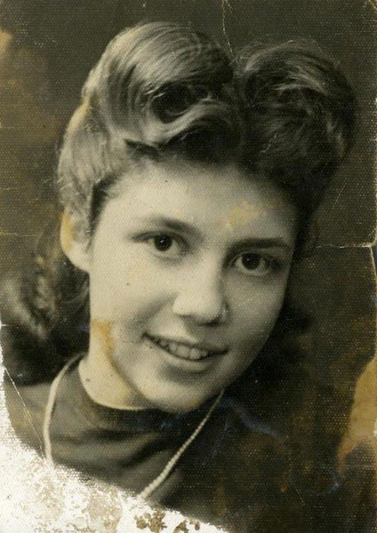דורה וייסמן בגיל 17