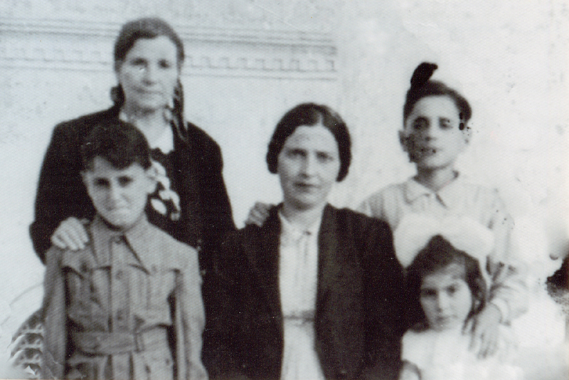 Benjamins Familie, 1941: (von links) Großmutter Henriquette oder Regita Arbib (Nadjari), Bruder Amos („Mamos”), Mutter Diamantina, Schwester Rachel („Lina”) und Benjamin („Mino”)