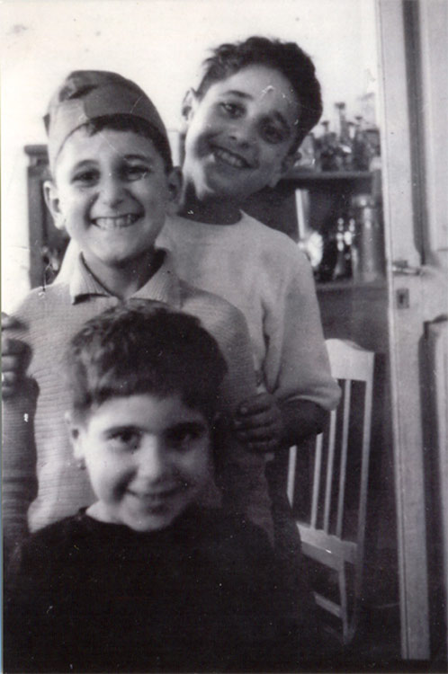 Von oben: Benjamin, sein Bruder Amos und seine Schwester Rachel in Benghazi, 1944.