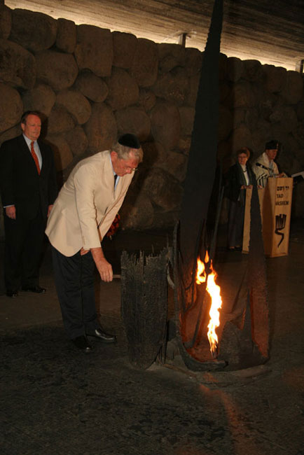 Henk Brink rekindles the eternal flame in the Hall of Remembrance