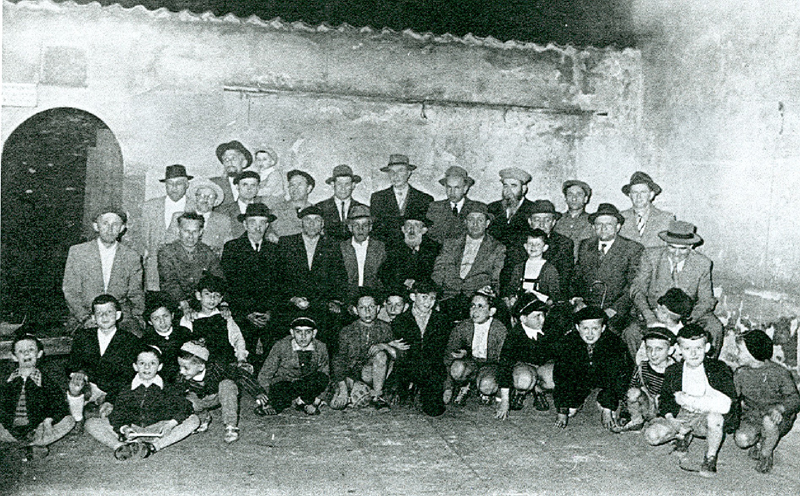 ל"ג בעומר בקרקוב, גברים וילדים בחצר בית-כנסת הרמ"א, 1959.