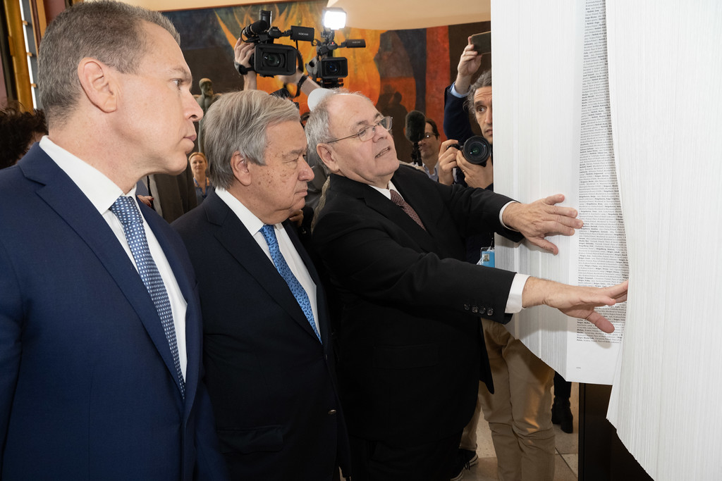 Von links nach rechts: Botschafter Erdan, Generalsekretär Guterres und Vorsitzender Dayan sehen sich das Buch der Namen an