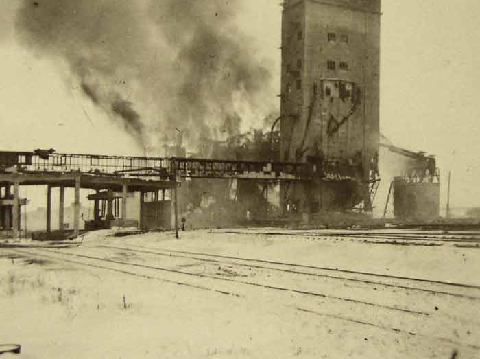 После немецкой бомбежки горит железнодорожный вокзал, лето 1941, место неизвестно