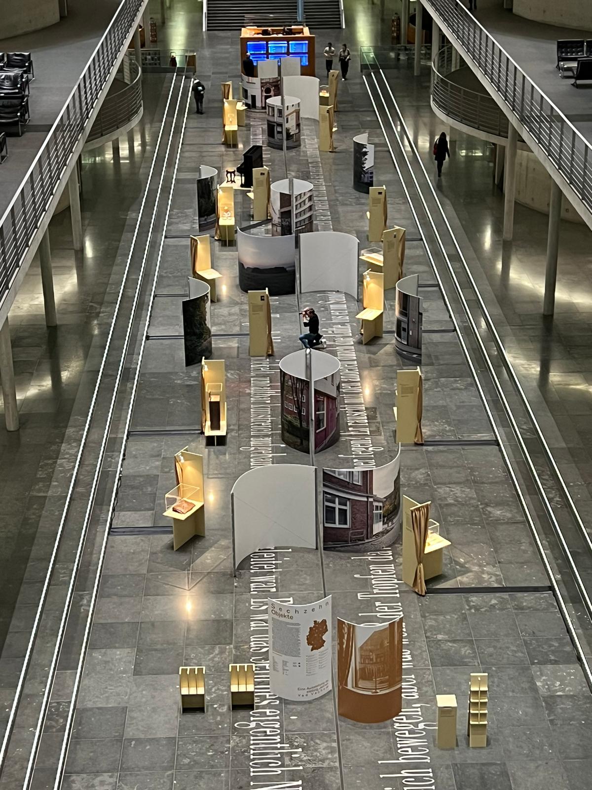 Die Ausstellung „Sechzehn Objekte“ im Deutschen Bundestag