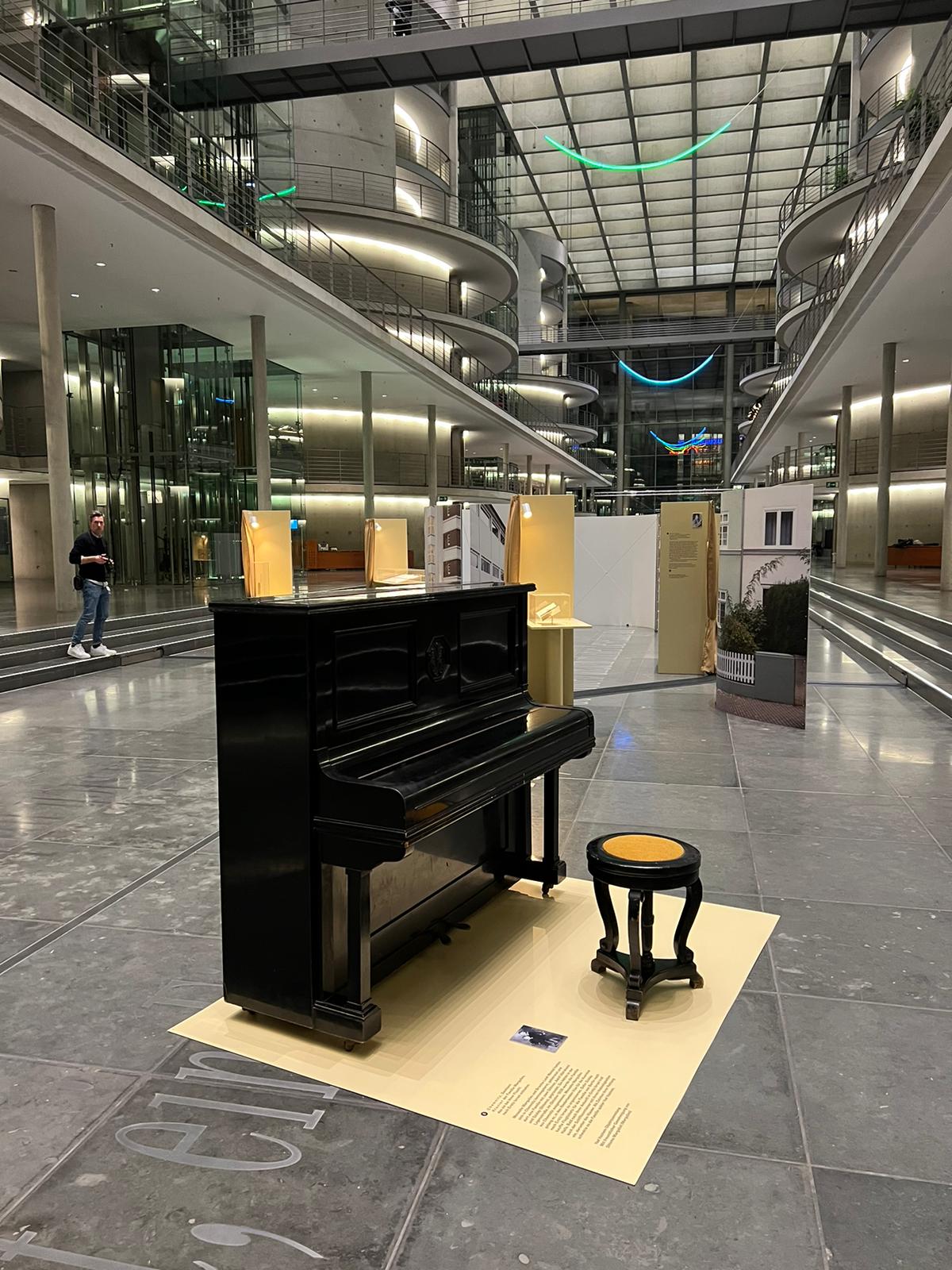 Die Ausstellung „Sechzehn Objekte“ im Deutschen Bundestag