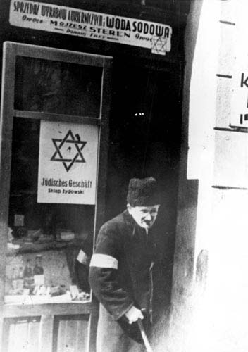 Краков, Польша. Магазин рядом с гетто, отмеченный как принадлежащий евреям. 
