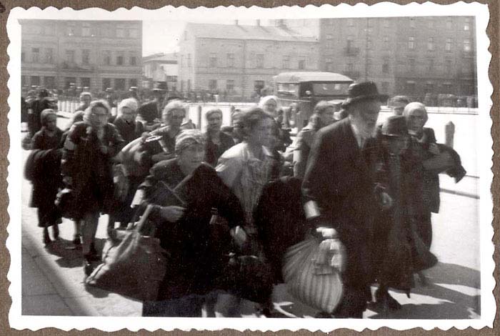 Краков, Польша, 1942. Депортация из гетто.