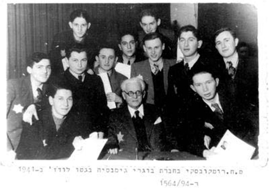 Haim Rumkovsky avec des élèves, 1941