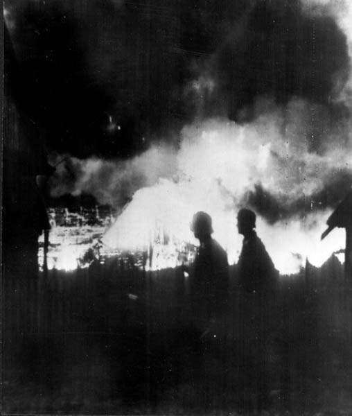 Немецкие солдаты на фоне горящего Львова, 30 июня 1941 года