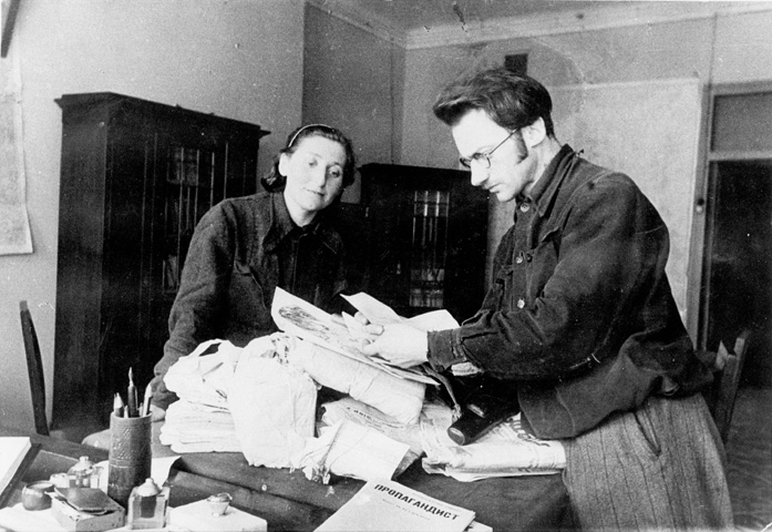 אברהם סוצקבר ואשתו פרידה במחבוא ברח' פרונזה בוילנה, בו התרכזה הנהגת הפרטיזנים בסוף מרץ 1944. על השולחן חבילות בהן נכסי תרבות יהודית שניצלו.