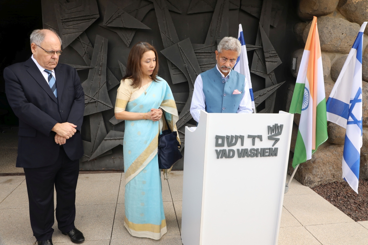 The Indian Foreign Minister signed the Yad Vashem Guestbook, calling Yad Vashem "an inspiration of courage and righteousness."