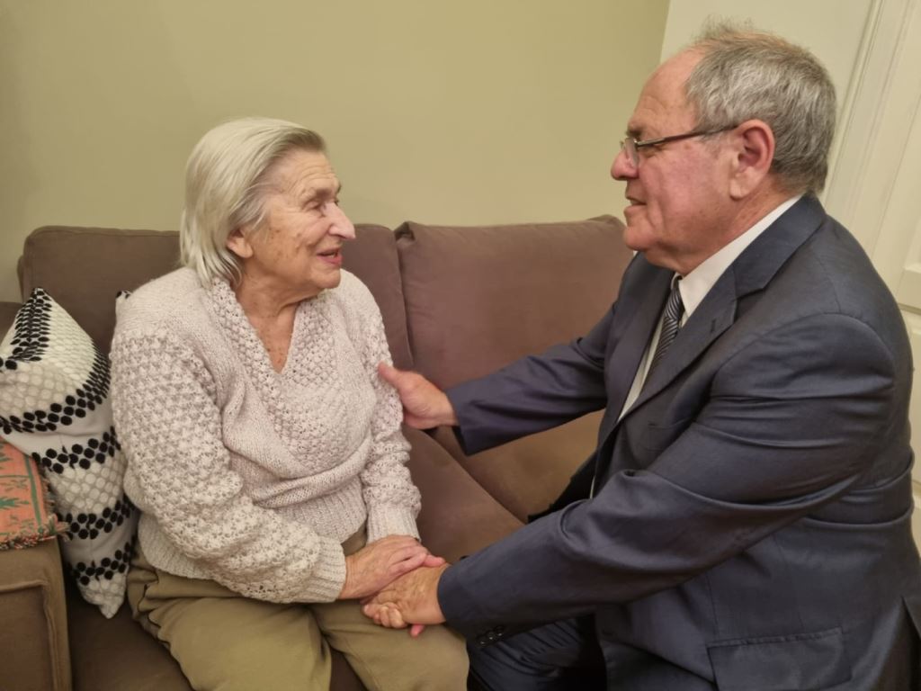 דני דיין עם שורדת השואה פניה ברנצובסקי (יוחלס) בביתה שבוילנה