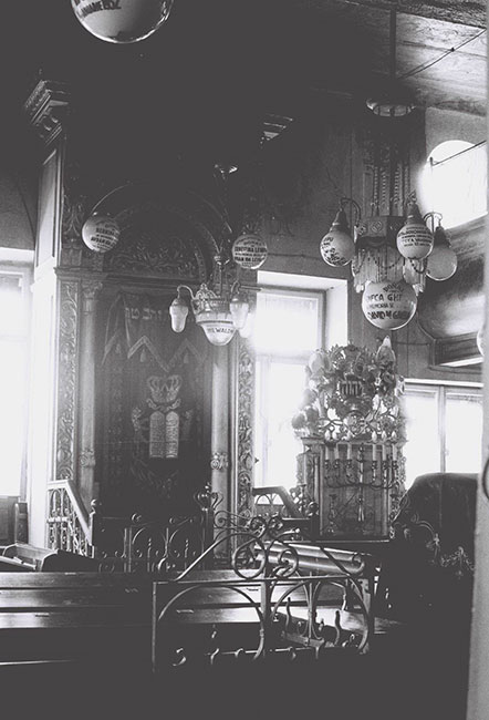 Archival photo of the interior of the Zisu Herman Synagogue, Iaşi Romania, courtesy of Zussia Efron, 1969