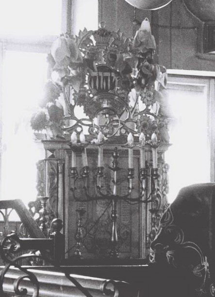 Detail from the photo showing the decorated prayer lectern in situ, courtesy of Zussia Efron, 1969