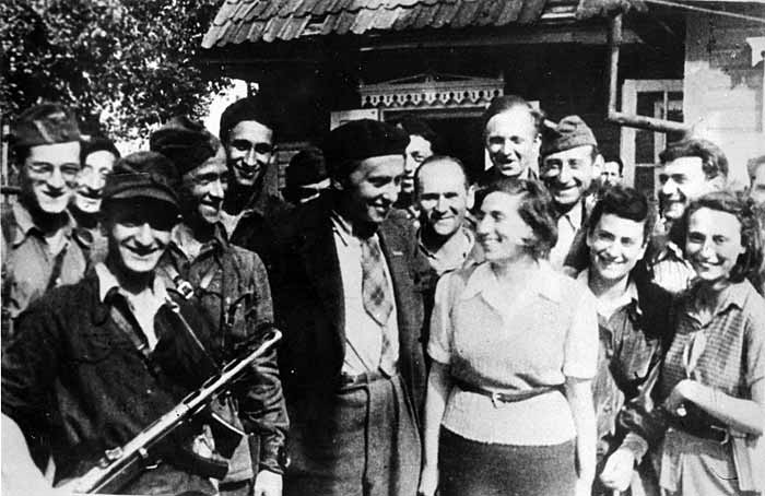 Илья Эренбург, один из руководителей ЕАК, с еврейскими партизанами в только что освобожденном Вильнюсе