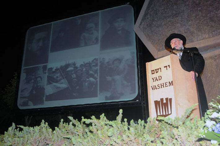 הרב הראשי של תל אביב, ניצול השואה, ישראל מאיר לאו, מדבר בטקס הפתיחה של כנס המחנכים