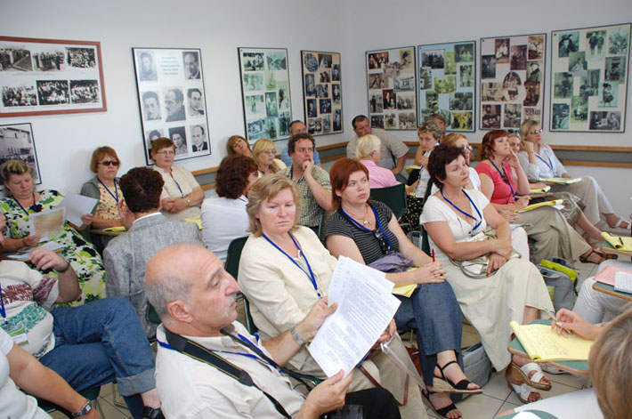 משתתפי הכנס משתתפים בסדנאות קבוצתיות בבית הספר המרכזי להוראת השואה