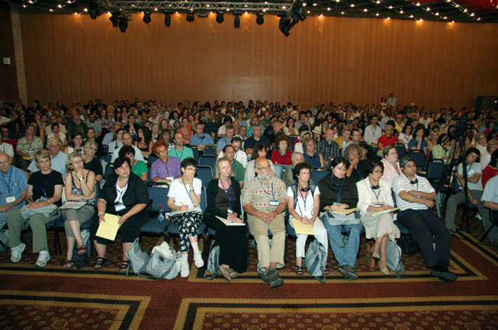 מחנכים מאזינים בקשב לאחת ההרצאות במסגרת הכנס