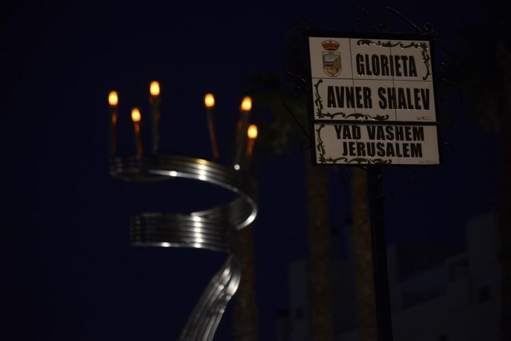 Candelabro de seis brazos – símbolo de Yad Vashem- en la Glorieta Avner Shalev, Torremolinos, Málaga 