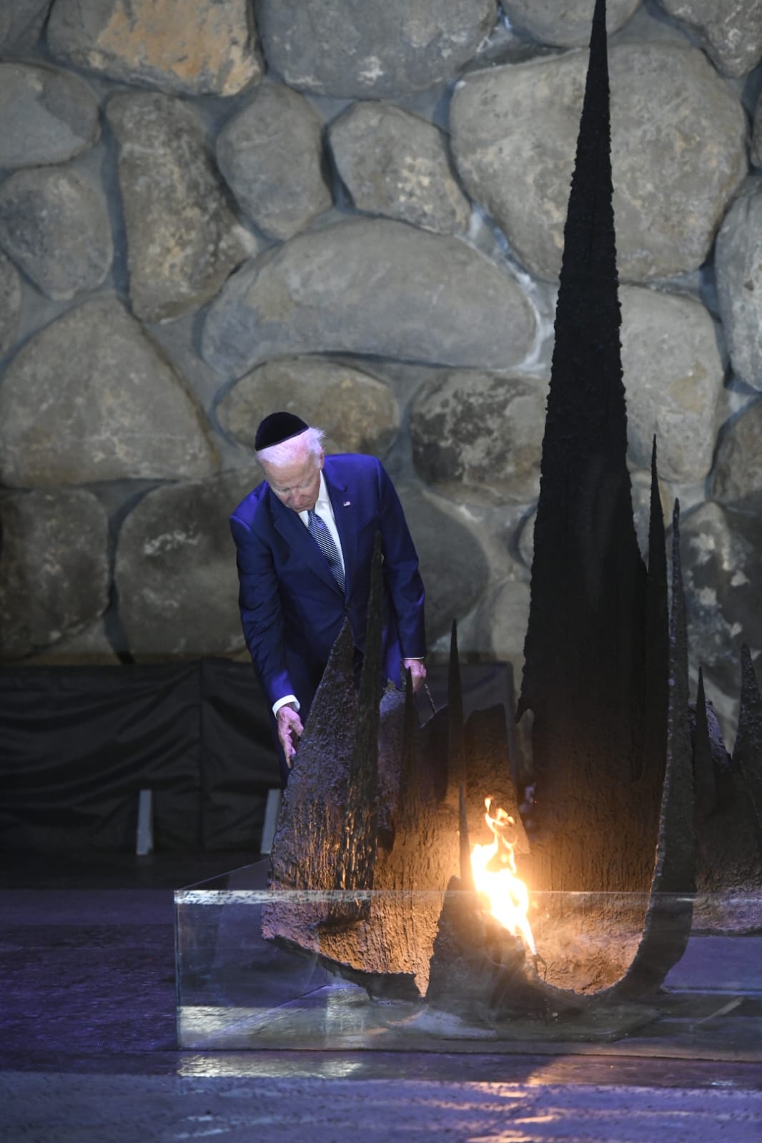 נשיא ארה"ב ג'ו ביידן מעלה את אש התמיד במהלך טקס זיכרון באוהל יזכור