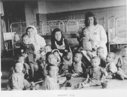 Персонал детского приюта Каунасского гетто вместе со своими питомцами