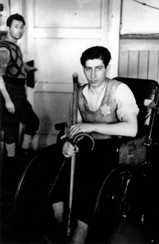 Юноша в инвалидной коляске. Гетто Каунас, 1943 год.