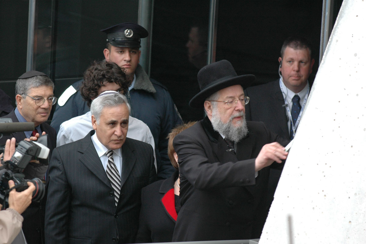הרב ישראל מאיר לאו קובע את המזוזה בכניסה למוזיאון החדש לתולדות השואה