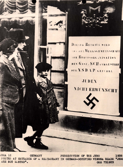 Вена, Австрия, 1938. Надпись на ресторане, запрещающая вход евреям