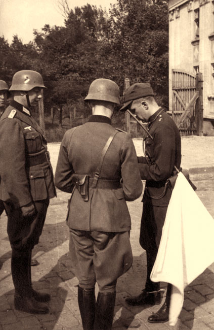 Львов, Украина, 21/09/1939. Немецкие офицеры принимают капитуляцию польской армии