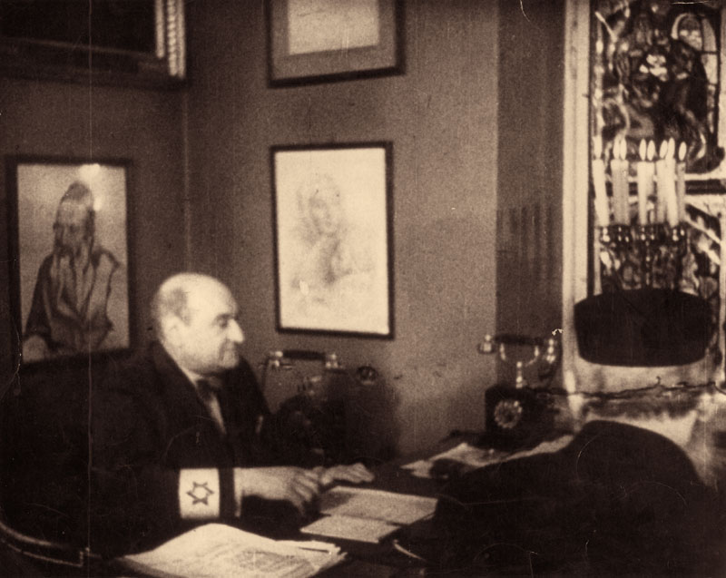 Варшава, Польша, Адам Черняков, глава юденрата, в своем кабинете