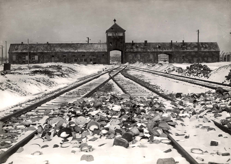 Въезд в лагерь Биркенау (Аушвиц II), после войны