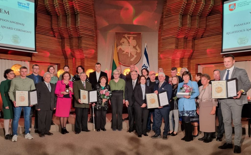 דני דיין לצד ראש ממשלת ליטא ושגרירת ישראל בליטא עם צאצאי חסידי אומות העולם בטקס