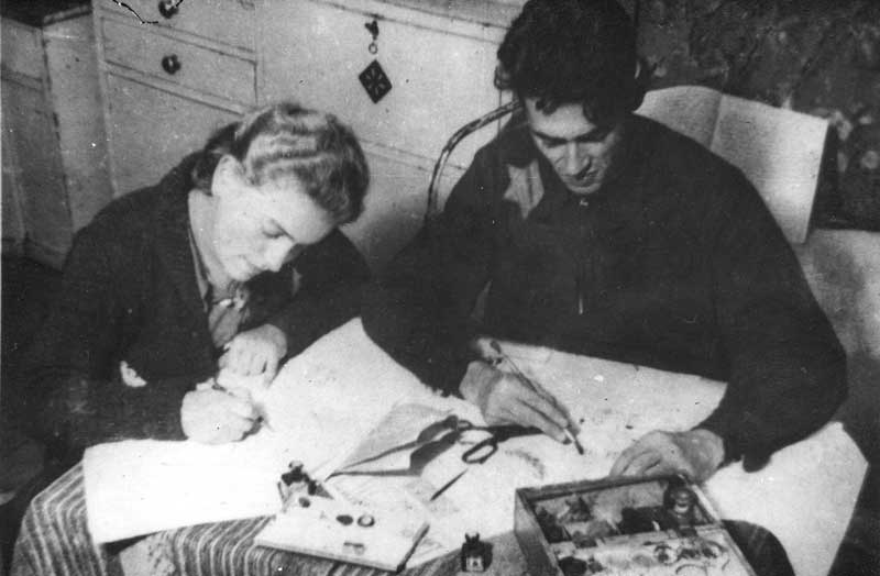 רוז'קה גרוסמן (זילבר) יחד עם אריה פרינץ (בן-מנחם) עובדים על הוצאת העיתון התנועה "קול החזית", לודז', פולין, 1941