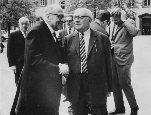 משמאל לימין: מקס הורקהיימר, תיאודור אדורנו ויורגן הברמס, היידלברג 1965