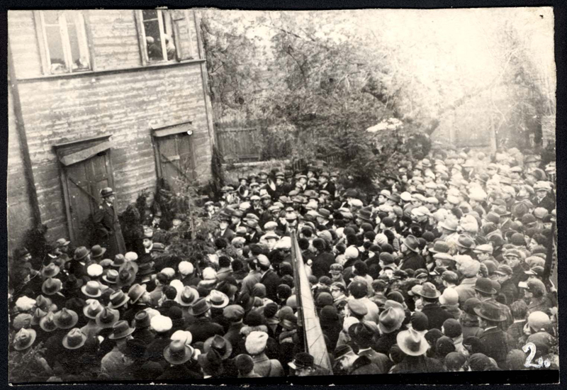 פולין, וילנה, המונים בעת הנחת אבן הפינה לבנין ייִוואָ, אוקטובר 1929 , פרץ הירשביין נואם