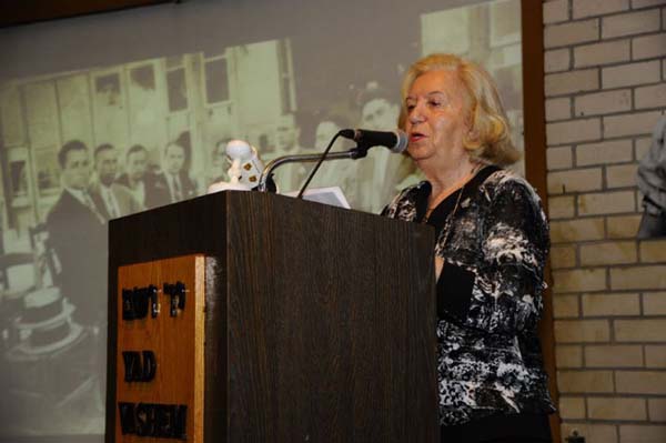 מרים אביעזר נושאת דברים בטקס התייחדות עם הקהילות הספרדיות של ארצות הבלקן שהוכחדו בשואה