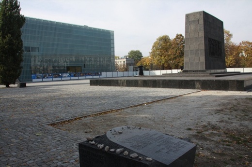 מבנה המוזיאון לתולדות יהודי פולין בסמוך לאנדרטת רפפורט. 