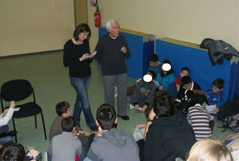 Les 3èmes du collège Saint-Exupéry à l’école primaire de Vertefeuille et les CM2 en train d’écouter Antoine de la Fuente y Ferras. Février 2011