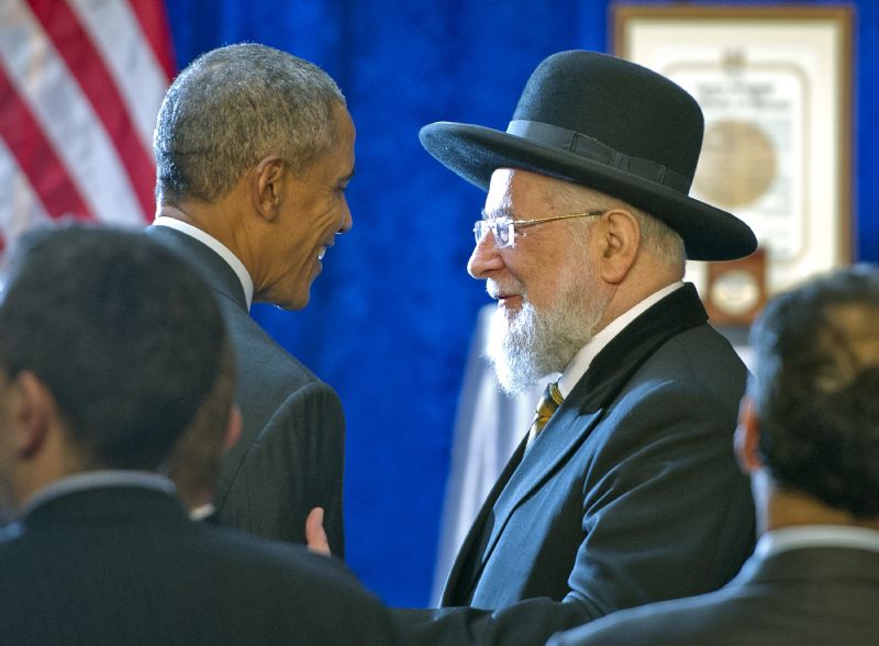 נשיא ארצות הברית ברק אובמה והרב ישראל מאיר לאו באירוע הראשון מסוגו אי-פעם בארצות הברית של הכרה בחסידי אומות העולם.