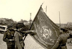 Одесса, 1941. Немецкие солдаты рассматривают трофейное красноармейское знамя