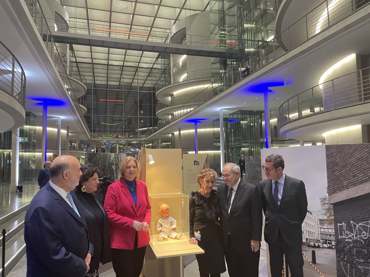 At the opening of the exhibition in the German Bundestag (from left to right): Amb. Ron Prosor, Ruth Ur, Bärbel Bas, Lore Mayerfeld (Stern), Dani Dayan, Kai Dieckmann