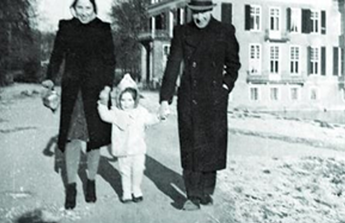 רבקה עם הוריה אחרי המלחמה