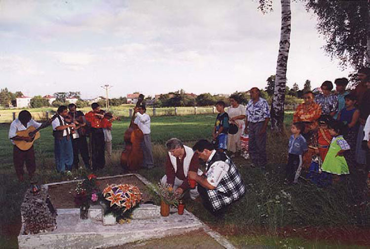 La Caravane de la Mémoire est organisée chaque année en juillet, depuis 1996, à l’initiative de l’Association des Roms de Tarnow et du musée local. 