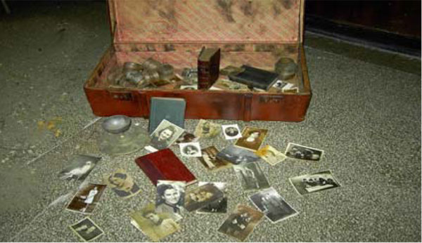 Этот чемодан, представленный на выставке Дня памяти жертв Холокоста, был создан студентами Клуба памяти, Национальный колледж Влайку Водэ, Румыния, октябрь 2004