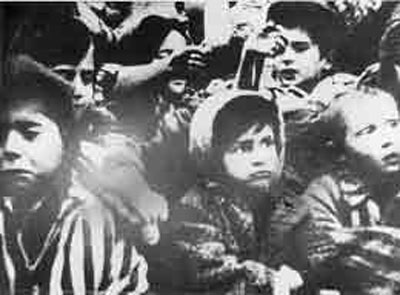 Дети в лагере, поднимающие руки навстречу освободителям, Аушвиц, Польша.
