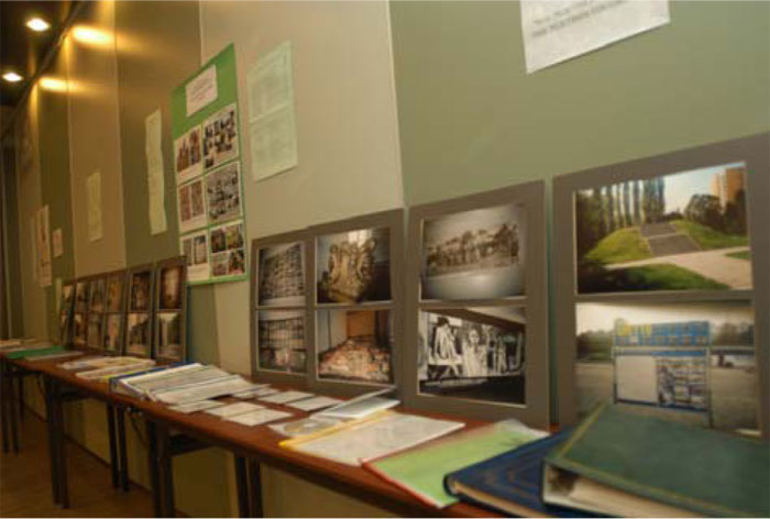 Exposition des projets réalisés par les étudiants lors de la conférence "L’histoire vivante des Juifs lituaniens" à l’occasion de la Journée nationale de commémoration de l’Holocauste en Lituanie, le 23 septembre 2004.