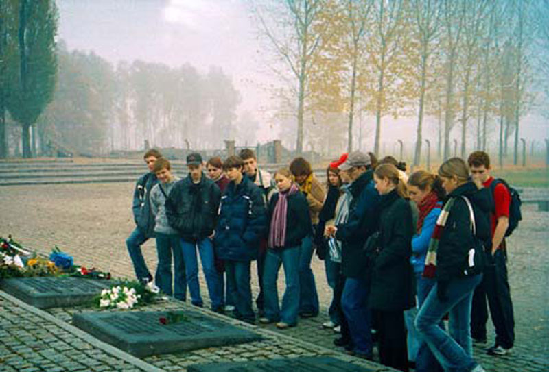 Colocando ofrendas florales en el sitio recordatorio de Birkenau, 27 de octubre de 2004