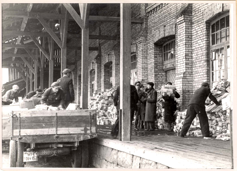העברת ארכיון סמולנסק למטה רוזנברג בוילנה, באפריל 1943